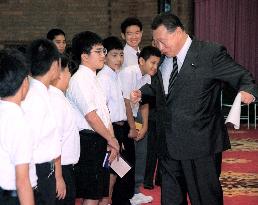 Mori greets young 'reporters'